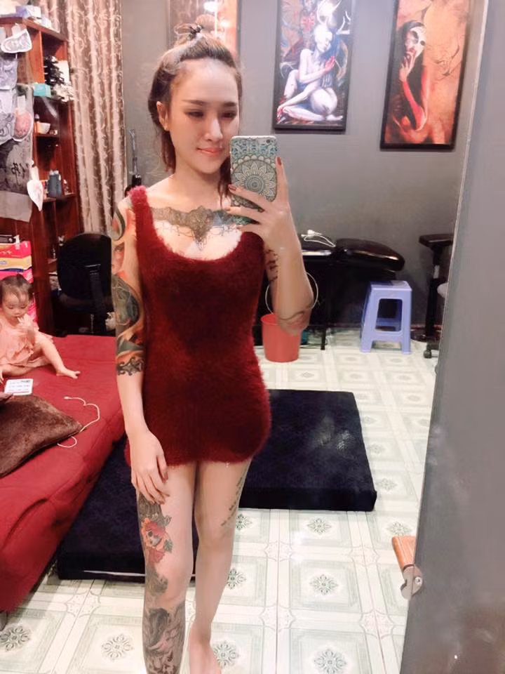  Bà mẹ hai con Thảo Uyên thời gian gần đây còn được biết đến với nickname Lâm Uyên. Từ trước khi lấy chồng chị Uyên đã có sở thích xăm mình. Những hình xăm lớn trên cơ thể, ở những vùng nhưng ngực, tay chân, pha trộn với nét gợi cảm, nữ tính của Thảo Uyên luôn tạo ra một hình ảnh rất thú vị.