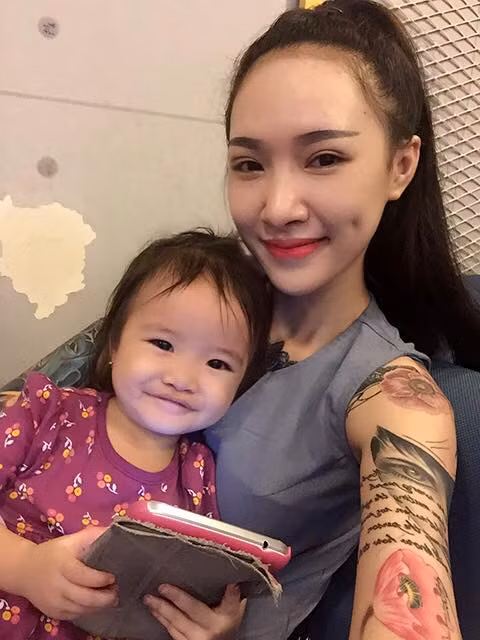 Mê xăm mình từ khi còn rất trẻ, bất chấp nhiều lời xì xào, cái nhìn thiếu thiện cảm của nhiều người xung quanh, luôn nghĩ rằng bản thân mình là người thiếu đứng đắn, bặm trợn… hiện tại Thảo Uyên vẫn rất tự hào về bản thân khi là một người vợ, một người mẹ tốt, chăm lo chu đáo cho chồng con và còn có kinh tế, thu nhập cao đáng nể.