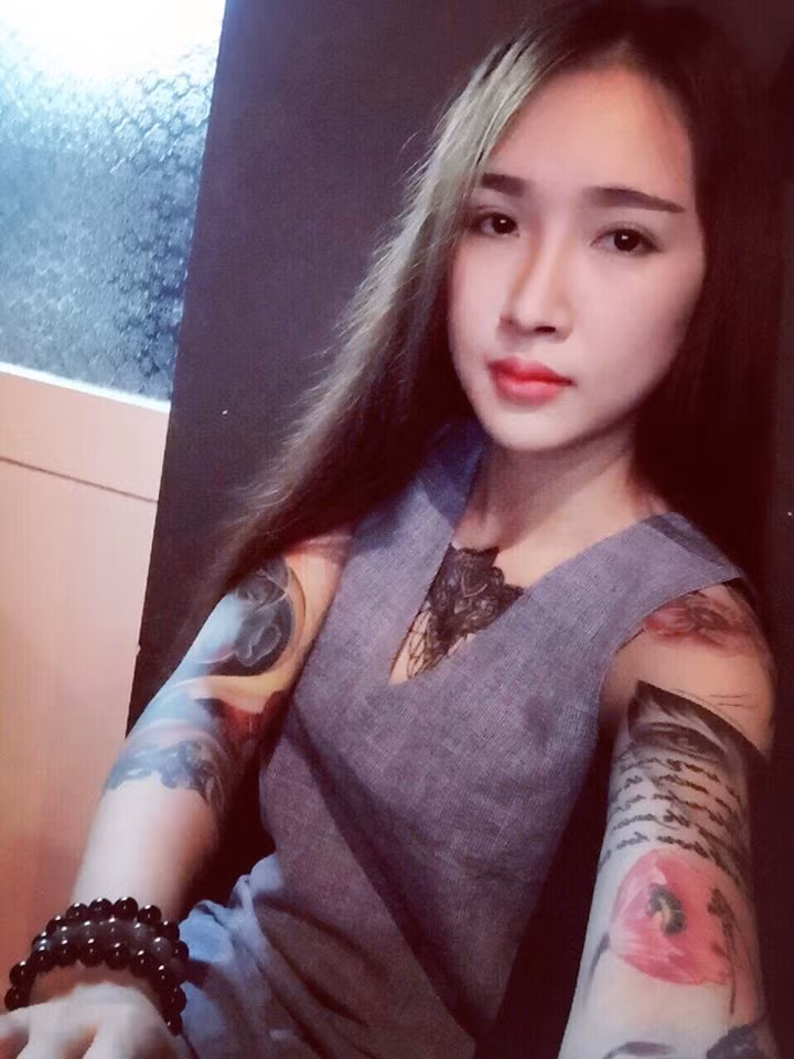 Thảo Uyên luôn biết cách cân đối thời gian hợp lý, vừa làm việc ở tiệm xăm, vừa thu vén, sắp xếp công việc gia đình. Với chị Uyên, hai đứa con ngoan ngoãn, khỏe mạnh và người chồng vui tính, tâm lý luôn là niềm hạnh phúc lớn nhất của chị ở hiện tại.