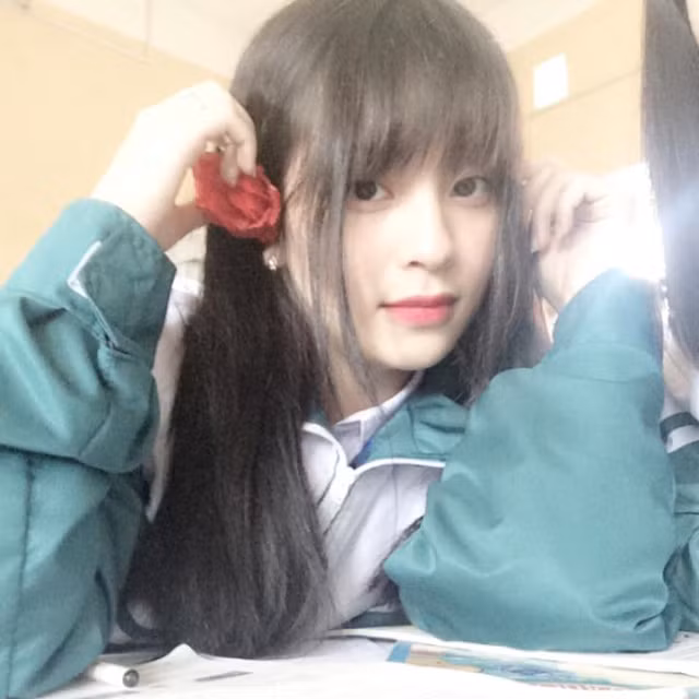 Với vẻ xinh xắn của mình cùng với những hành động thể hiện sự thân thiết với đàn anh, Phương Anh thời điểm đó nhanh chóng bị tình nghi là bạn gái của Công Phượng. Tuy nhiên thông tin này sau đó đã được bác bỏ. Công Phượng dính vào chuyện tình đồn đại khác với ca sĩ Hòa Minzy trong khi đó Phương Anh lại kín tiếng và chỉ tập trung vào việc học.