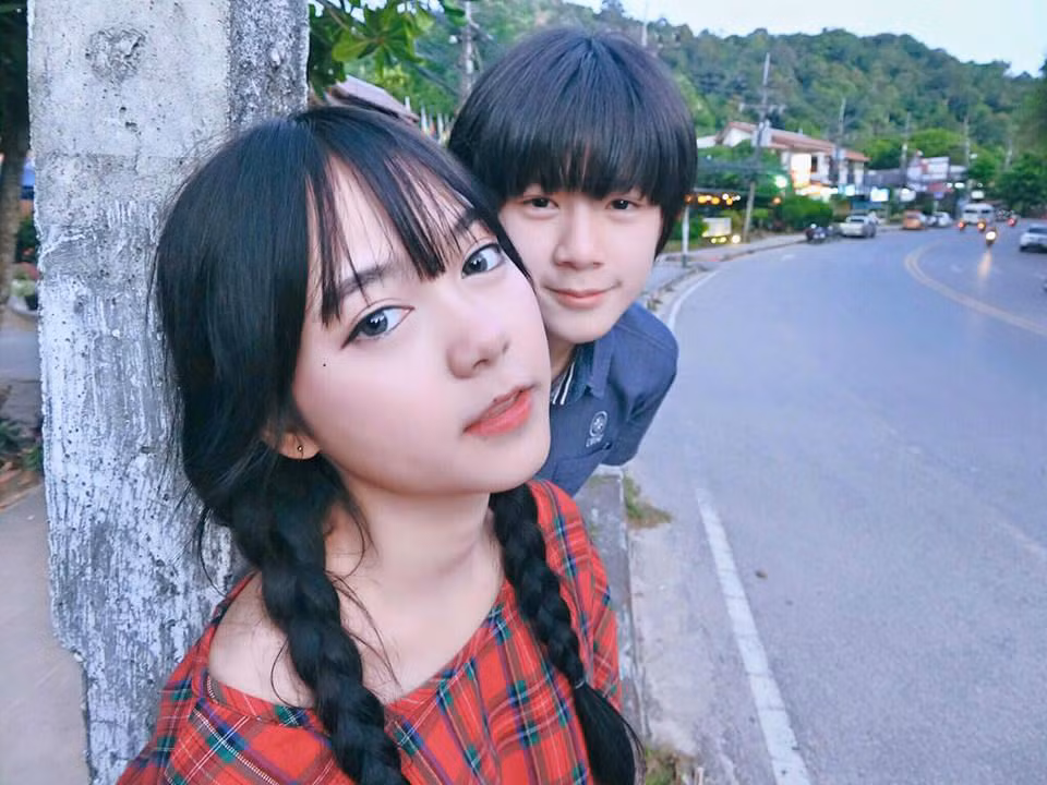 Tance Chakrattrai và Pornsawan Phusua hiện đều đang là học sinh trung học ở Thái Lan. Qua những bức ảnh cặp đôi tuổi teen này chia sẻ trên trang cá nhân, có thể thấy dù chưa đến tuổi kết hôn nhưng họ đã quấn quýt, thể hiện tình cảm chẳng thua kém các cặp vợ chồng trẻ, các đôi trai gái ở lứa tuổi thanh niên.