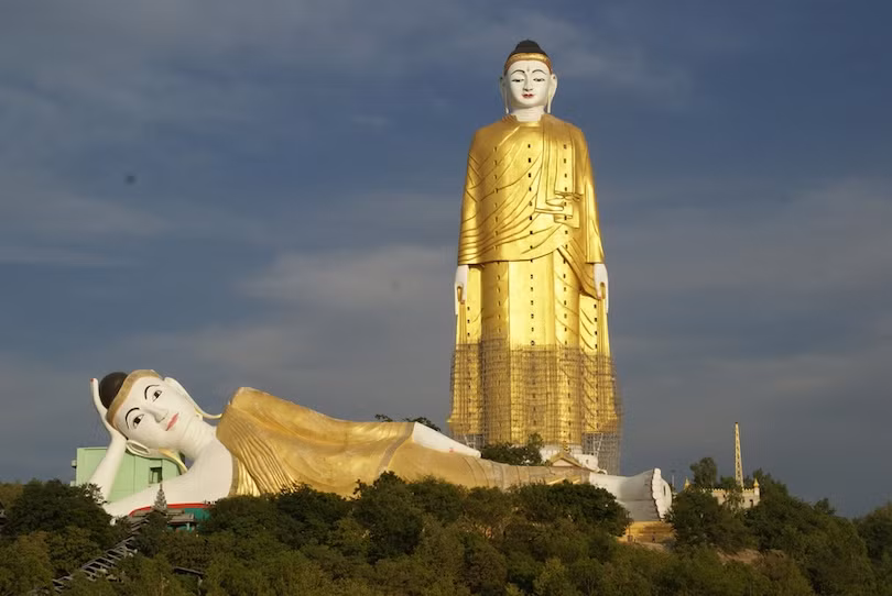 8. Phật Monywa: Thành phố Monywa ở miền trung Myanmar nằm bên bờ sông Chindwin. Ngay phía đông thành phố là Po Khaung Taung - dãy núi nơi bạn có thể nhìn thấy tượng Phật Monywa - tượng Phật nằm lớn nhất thế giới. Bức tượng khổng lồ này dài 90 m (300 ft). Chỉ riêng phần đầu của bức tượng cao 60 ft (18m). Tượng Phật Monywa được xây dựng năm 1991 rỗng bên trong,du khách có thể đi bộ từ đầu đến chân bức tượng. Bên trong bức tượng là 9.000 hình ảnh bằng kim loại cao 1ft (0,3m) của Đức Phật và các đệ tử. Mỗi bức ảnh mô tả một sự kiện quan trọng trong cuộc đời của Đức Phật. Gần đây, người ta mới xây một bức tượng Phật đứng khổng lồ trên đỉnh đồi Po Kaung. Với chiều cao 132 m (433 ft), đây là một trong những bức tượng Phật lớn nhất thế giới.