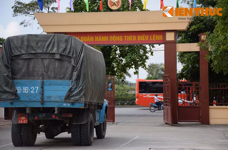 Nhận hạng xong các xe đưa hàng về đơn vị.