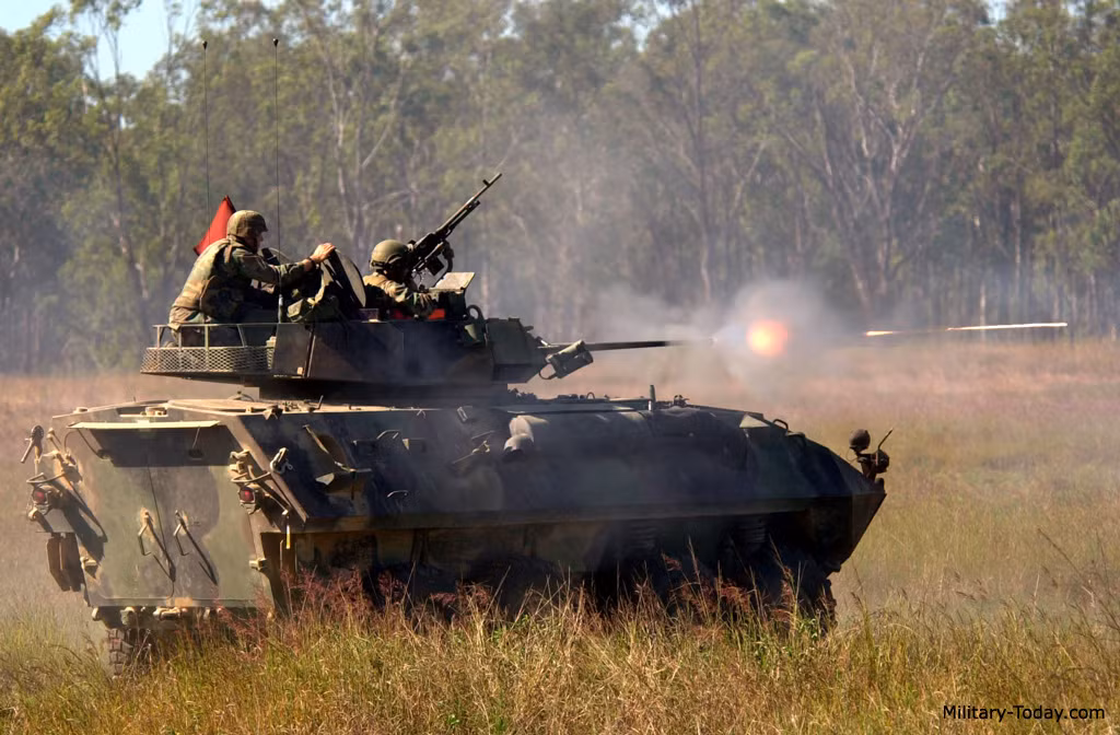 Cụ thể LAV-25 chỉ được trang bị tháp pháo lắp pháo tự động 25mm Bushmaster cùng hai khẩu súng máy 7,62mm M240 bố trí đồng trục và gắn trên nóc thép pháo. Khẩu Bushmaster đạt tốc độ bắn 200-500 phát/phút tùy động cơ điện, tầm bắn hiệu quả 3.000m, tối đa 6.800m. Nguồn ảnh: Military-Today