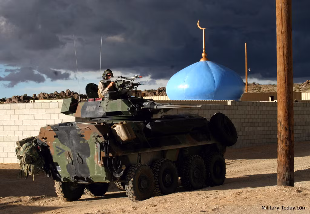 LAV-25 là một trong những phương tiện thiết giáp chủ lực của Thủy quân Lục chiến Mỹ, và nay với khả năng của mình, nó đã lọt vào “mắt xanh” tướng lĩnh quân dù Không quân Mỹ. Nguồn ảnh: Military-Today