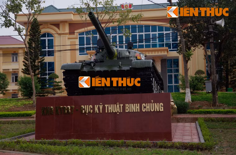 Trong ảnh, mô hình chiếc xe tăng T-54 huyền thoại trước cửa kho đã làm nổi bật tính đặc thù công việc của những người thợ kỹ thuật nơi đây.