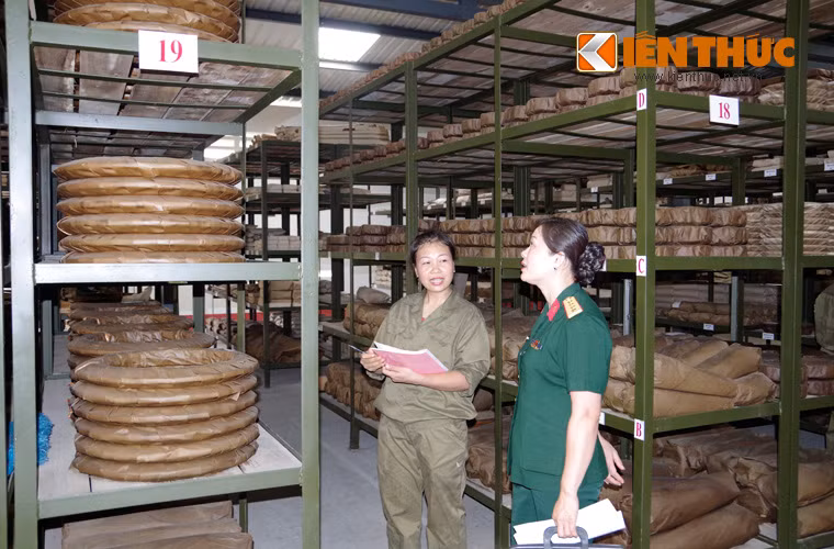 Mặc dù công việc ở Kho KT887 khá nặng nhọc, nhưng rất ngạc nhiên khi nhiều cán bộ công nhân viên lại là nữ.