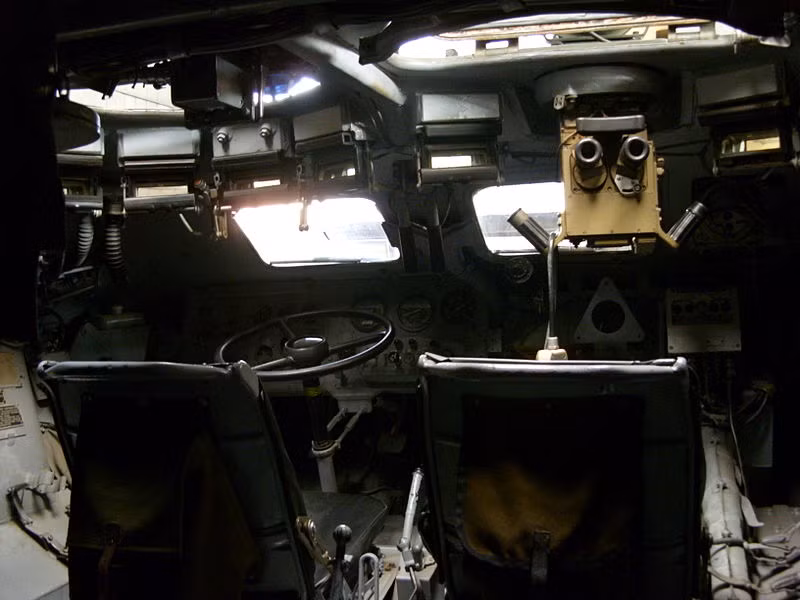 Xe thiết giáp chở quân BTR-80 nặng 13,6 tấn, dài 7,7m, rộng 2,9m, cao 2,41m. Ngoài kíp lái 3 người, nó có thể chở thêm 7 lính bộ binh, dọc thân xe đều bố trí các lỗ châu mai để binh sĩ tác chiến khi cần. Trong ảnh là vị trí của lái xe (trái) và trưởng xe (phải). Hệ thống lái sử dụng vô lăng, hộp số sàn. Nguồn ảnh: Wikipedia