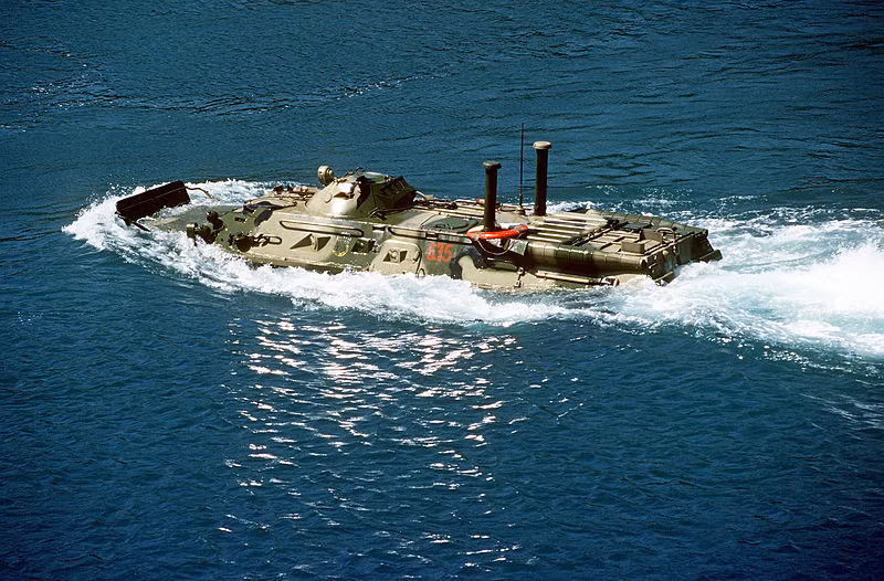 Đuôi chiếc BTR-80 có hai bộ phận đẩy Waterjets cho phép chiếc xe di chuyển với tốc độ 10km/h trên mặt sông hồ và mặt biển. Nguồn ảnh: Wikipedia