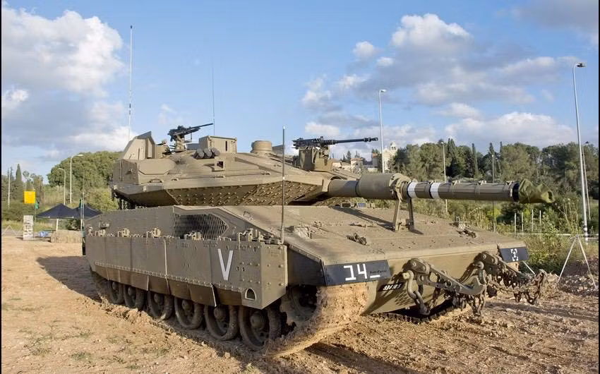 Đối mặt với xe tăng Merkava mới, lực lượng bán quân sự ở Dải Gaza không có vũ khí chống tăng tiên tiến và phụ thuộc nhiều vào các thiết bị nổ tự chế, lựu phóng tương đối cơ bản như RPG F7 của Triều Tiên. Điều này trái ngược hoàn toàn với đối thủ khác mà lực lượng mặt đất của Israel hiện đang giao tranh - lực lượng bán quân sự Hezbollah của Lebanon.