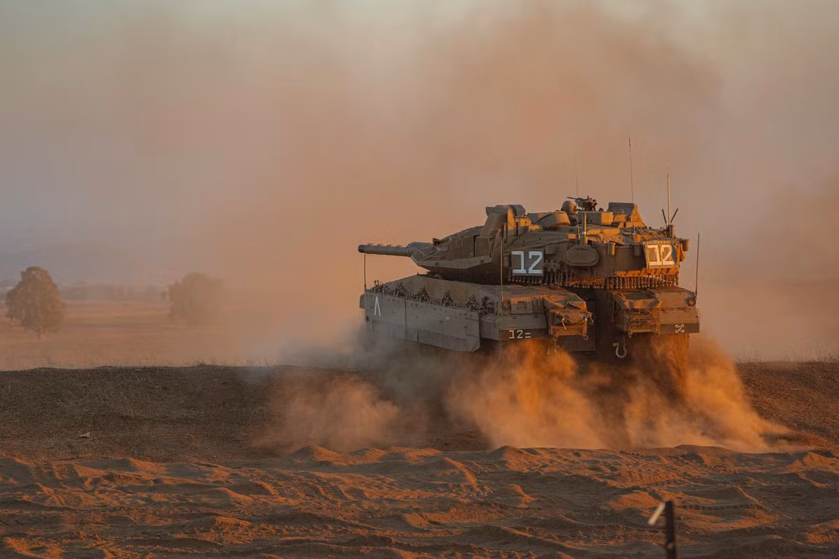 Mặc dù Israel có thể bổ sung các phương tiện phòng không và tác chiến trên không với sự hỗ trợ của các đồng minh phương Tây, nhưng thực tế là xe bọc thép độc đáo của quốc gia này chưa được xuất khẩu. Israel vẫn đi trước các đồng minh trong NATO rất xa trong việc tích hợp nhiều thiết bị tiên tiến vào xe tăng chủ lực của mình đồng thời đã nhận được các hợp đồng lớn về tích hợp hệ thống Trophy lên xe tăng Leopard 2A8 của Đức và xe tăng M1A2 SEPv2 Abrams của Mỹ.