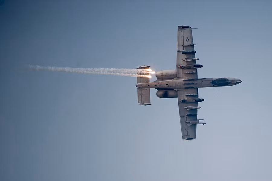 Cường kích A-10 Mỹ bất ngờ tấn công dữ dội Quân đội Syria - Hình 8 Cuong kich A-10 My bat ngo tan cong du doi Quan doi Syria-Hinh-8