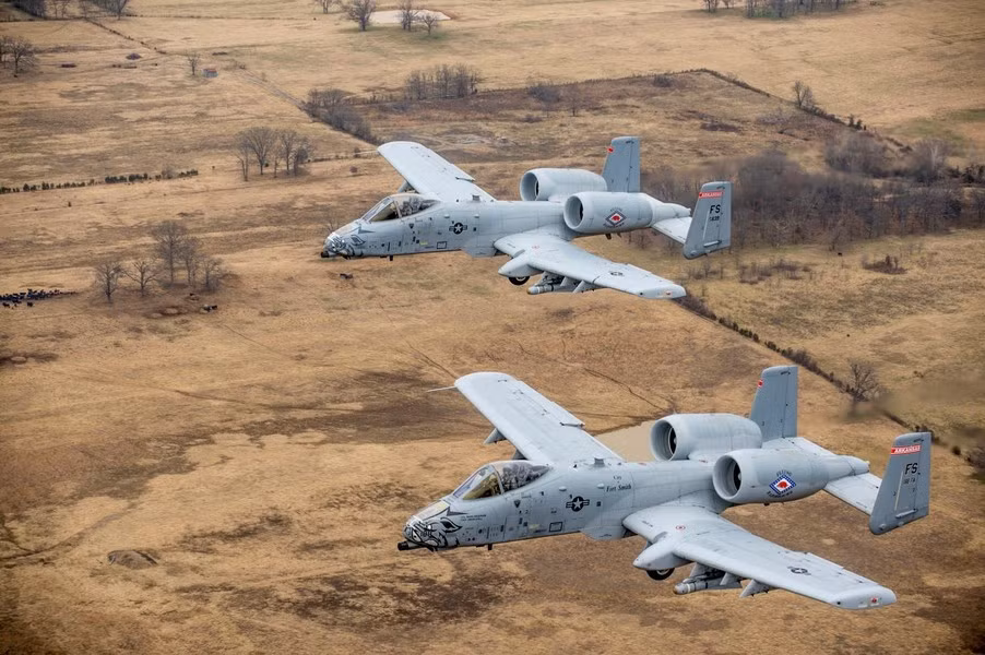 Cường kích A-10 Mỹ bất ngờ tấn công dữ dội Quân đội Syria - Hình 11 Cuong kich A-10 My bat ngo tan cong du doi Quan doi Syria-Hinh-11