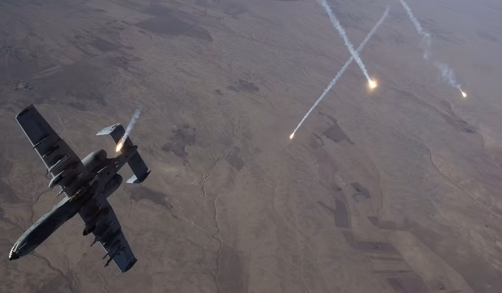 Cường kích A-10 Mỹ bất ngờ tấn công dữ dội Quân đội Syria - Hình 10 Cuong kich A-10 My bat ngo tan cong du doi Quan doi Syria-Hinh-10