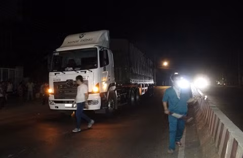 4. Tai nạn thảm khốc, 3 người tử vong tại chỗ Khoảng 20h30 ngày 4/4, tại QL14 đoạn qua thôn Hòa Lộc, xã Ia Phang, huyện Chư Pưh (Gia Lai), ô tô khách BKS 47B - 010.93 do tài xế Nguyễn Văn Quang (46 tuổi, trú tại TP.Quy Nhơn, Bình Định) điều khiển theo hướng hướng Đăk Lăk - Gia Lai đã va chạm với mô tô BS 81N5 - 5898 do Rmah Ghen (18 tuổi) điều khiển chở theo Kpuih Eo (20 tuổi) và Rmah Fit (19 tuổi, đều trú tại xã Ia Phang). Cả 3 người đi xe máy đều không đội mũ bảo hiểm. Vụ tai nạn giao thông nghiêm trọng khiến 3 người ngồi trên xe máy tử vong tại chỗ.