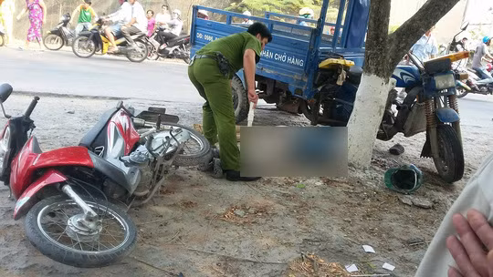 3. Xe ba gác tông chết người Khoảng 7h sáng nay ngày 30/3 tại khu phố Lò Bom, thị trấn Kiên Lương, huyện Kiên Lương, tỉnh Kiên Giang, ông Nguyễn Kiến Hoàng (SN 1969, thường trú tại địa phương) đang đậu xe gắn máy trên lề đường trước cổng Nhà máy xi măng Kiên Giang để chờ bạn. Lúc này, chiếc xe ba gác do ông Nguyễn Văn Hiệp (SN 1963, thường trú khu phố Tám Thước, thị trấn Kiên Lương) bất ngờ lao thẳng vào. Cú va chạm mạnh đã hất ông Hoàng văng vào gốc cây bên đường và tử vong ngay sau đó.