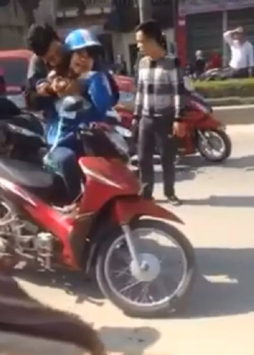 Kề dao vào cổ người yêu vì không được đáp lại Khoảng 11h ngày 4/1/2016 trên quốc lộ 1A đoạn trước cổng Đại học Văn hóa Thể thao và Du lịch (thuộc phường Đông Vệ, thành phố Thanh Hóa), Dương Văn Cường (quê ở Triệu Sơn, Thanh Hóa) lao ra chặn đường, dí dao, ghì chặt cổ khống chế một cô gái làm con tin. 15 phút sau, Cường ép cô gái đưa lên xe máy, một tay giữ, còn tay kia lái xe đi về hướng huyện Triệu Sơn. Sau quãng đường chừng 20 km, đến thị trấn Giắt (huyện Triệu Sơn), Cường bị cảnh sát khống chế. Cảnh sát cho hay, thời điểm gây án, Cường trong tình trạng phê ma túy. Gần đây, quan hệ tình cảm của cô này với Cường không còn như trước.