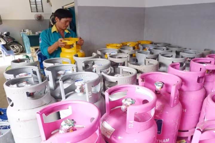 8. Giá gas tăng 9.500 12kg từ ngày 1/4 Từ ngày 1/4, các công ty gas sẽ điều chỉnh giá gas bán lẻ, tăng 9.500 đồng/bình 12kg so với đầu tháng 3. Theo đó giá gas bán lẻ tại khu vực TP.HCM phổ biến ở mức 268.000 - 276.000 đồng/bình 12kg. Đây là tháng thứ hai liên tiếp giá gas trong nước tăng, với tổng mức tăng khoảng 11.000 đồng. Việc tăng giá gas bán ra thị trường nội địa cho giá gas thế giới nhập khoảng tháng 4 đã tăng 30 USD/tấn, lên mức 335 USD/tấn.