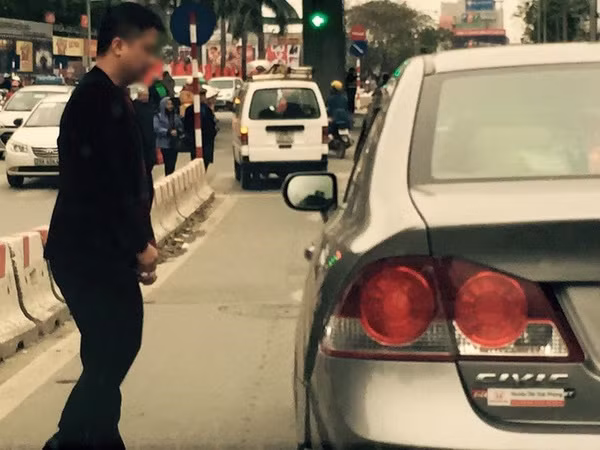 Se truy tim nguoi dan ong dai bay giua duong Ha Noi-Hinh-3