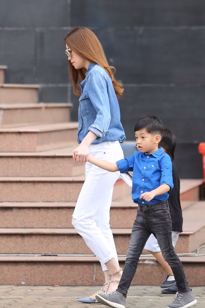 Hồ Ngọc Hà và con trai diện trang phục giản dị với áo sơ mi và quần jeans cá tính.