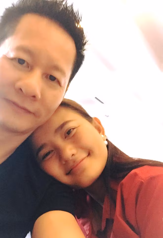 Đại gia Nguyễn Đức An hào hứng khoe "Ngày 111. Mãi Yêu" cùng bà xã Phan Như Thảo.