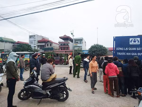 3. Mẹ chồng cùng con dâu đang mang thai bị tàu hỏa đâm tử vong Khoảng 5h20 sáng 15/2, chị Nguyễn Thị Quyên (SN 1991, đang mang thai tháng thứ 3) chở mẹ chồng là bà Nguyễn Thị Lựa (SN 1964, trú tại xã Vạn Điểm, Thường Tín, Hà Nội) trên xe máy hiệu Air blade mang BKS 29D1 – 592.65 băng qua đường sắt tại km H205 nút giao thôn Khôn Thôn (xã Minh Cường, Thường Tín. Đúng thời điểm hai mẹ con đang băng qua thì đoàn tàu Thống Nhất chạy hướng Hà Nội - Sài Gòn tông trúng. Vụ tai nạn khiến bà Lựa tử vong tại chỗ, chị Quyên được đưa đi cấp cứu nhưng cũng tử vong sao đó.