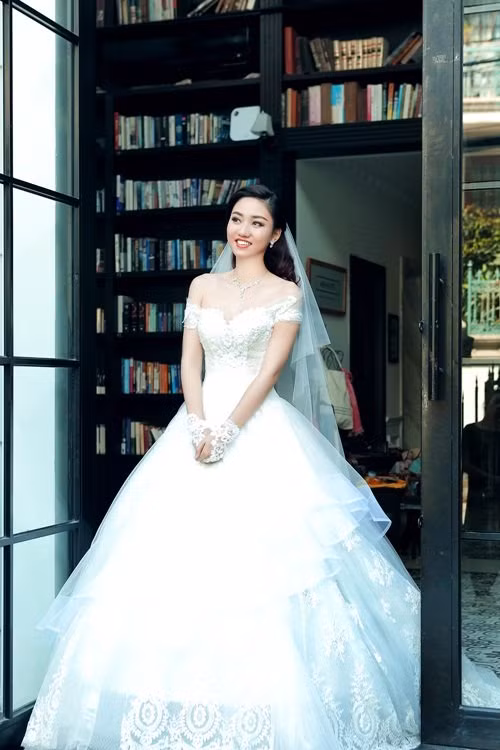 Mới đây, những hình ảnh á hậu Ngô Trà My trong trang phục áo cưới tinh khôi, hạnh phúc đã được cô và ekip chia sẻ cùng giới truyền thông.