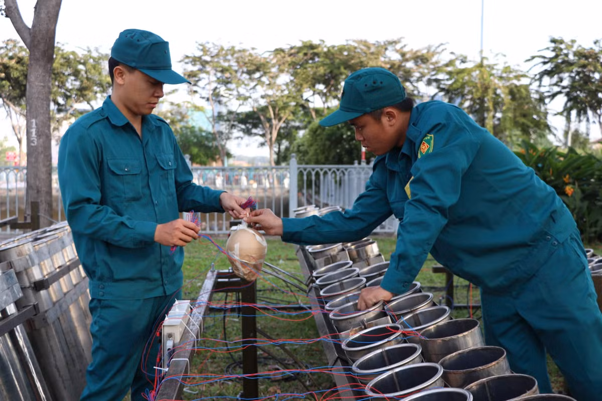 Hai điểm bắn pháo hoa tầm cao là ở đầu đường hầm sông Sài Gòn (phường Thủ Thiêm, quận 2) và tòa nhà Landmark - khu vực công viên Vinhomes thuộc khu đô thị Vinhomes Center Park (quận Bình Thạnh).
