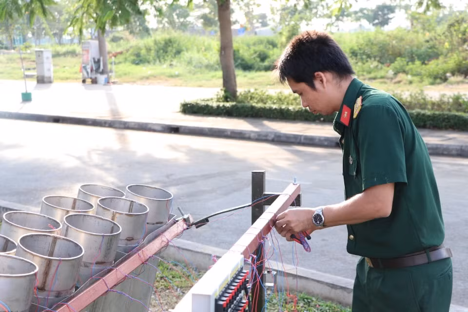 Các dàn pháo từ tầm thấp, trung, cao được các chiến sĩ lắm đặt rất cẩn thận trước giờ khai hỏa.