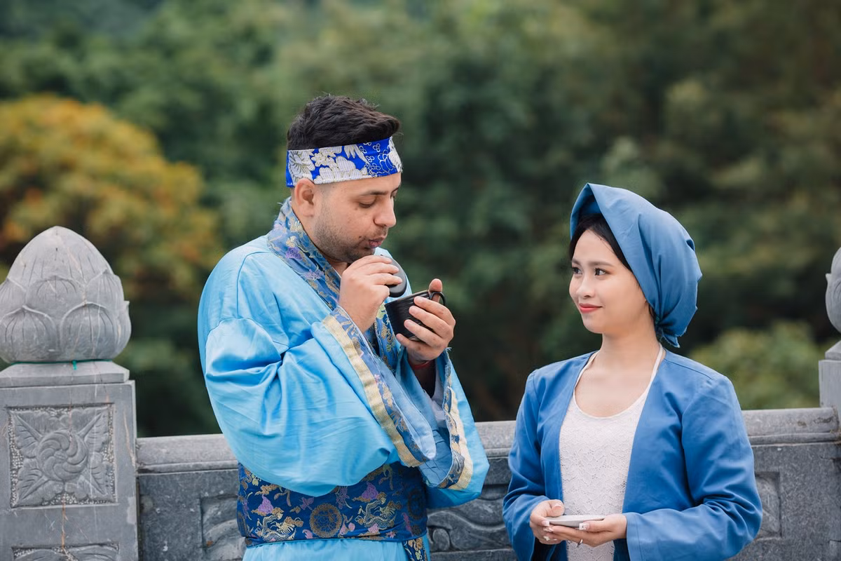 Mai Lan kể, hôm đó khá thú vị khi hai người đều đã có rất nhiều bạn ở đó, nhưng chẳng hiểu sao Kenny lại chủ động bắt chuyện trước với cô và xin số điện thoại để liên lạc. Ngày hôm sau, anh cũng mời Lan uống café. Lúc đó, cô vui vẻ nhận lời mà không nghĩ gì nhiều, chỉ coi đây là một dịp để cô sinh viên năm cuối trường Luật rèn luyện tiếng Anh. Không ngờ, theo thời gian thì tình cảm giữa hai người cứ thế nảy sinh rồi yêu nhau lúc nào không hay.