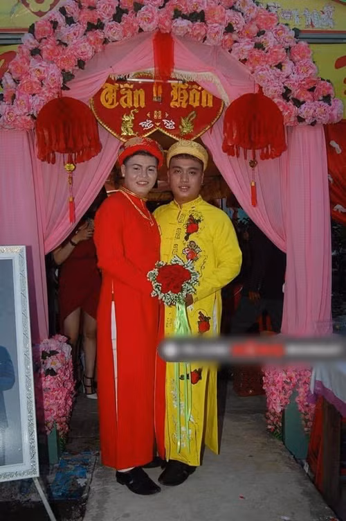 "Cô dâu - chú rể" cũng không giấu nổi niềm hạnh phúc khi luôn tay trong tay nở nụ cười hạnh phúc.
