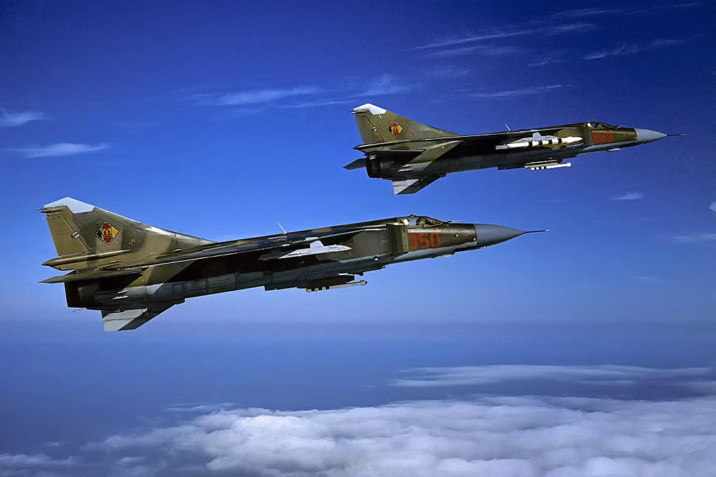 Theo tờ báo này, MiG-23 thường gặp trục trặc khi bay và rất khó bảo dưỡng. Các phi công thử nghiệm Mỹ được giao nhiệm vụ tìm hiểu tính năng của MiG-23 đều coi nó là một mối thảm họa. Năm 1984, trung tướng không quân Mỹ Robert M. Bond tử nạn khi lái một chiếc MiG-23.