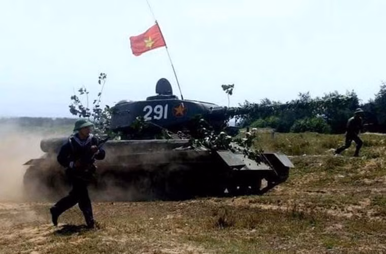 Đáng lưu ý, không chỉ ở Syria mà vẫn còn một vài nước trên thế giới sử dụng T-34-85 cho vai trò chiến đấu, huấn luyện. Trong ảnh, T-34-85 huấn luyện hiệp đồng tác chiến với bộ đội Hải quân Việt Nam.