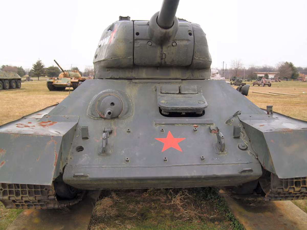 T-34/85 có lớp giáp trước tháp pháo dày 90mm cong hình bán cầu và trang bị pháo 85mm nòng dài, khiến nó trở thành loại xe tăng hạng trung có hỏa lực và vỏ giáp mạnh hàng đầu trong thế chiến thứ 2, có thể đối đầu với cả xe tăng hạng nặng trong nhiều trường hợp.