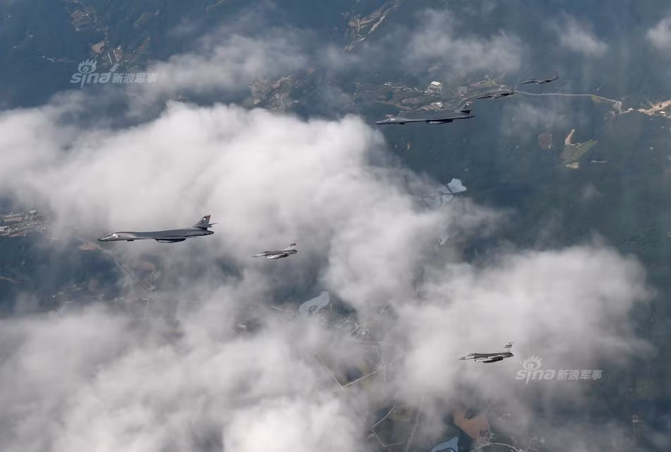 Một trong những ưu điểm vượt trội của B-1B so với B-2 và B-52 là khả năng bay tốc độ siêu âm 1.335km/h ở trần bay 15.000m gây khó khăn đáng kể tới lực lượng phòng không mặt đất quốc gia thù địch. Vậy Triều Tiên có sợ hãi sức mạnh của B-1B hay không?