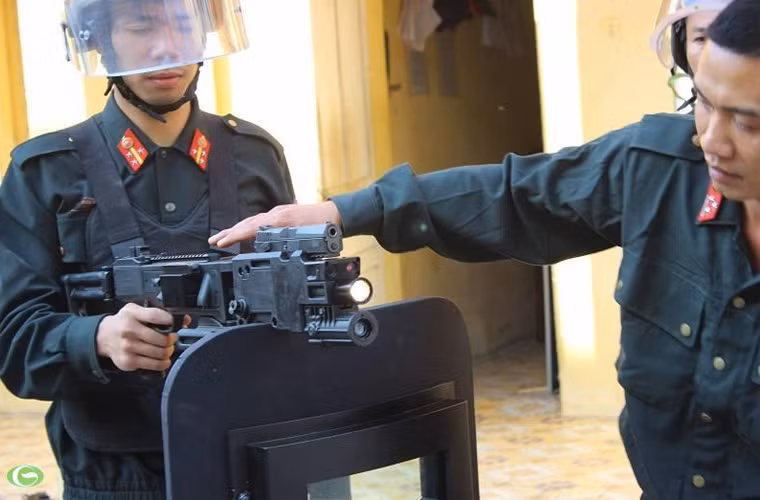 Hiện tại súng đang được trang bị cho những chiến sĩ Cảnh sát Cơ động. Với trang bị hiện có, Việt Nam thường chỉ gắn súng ngắn Glock 19, hoặc súng ngắn CZ 75-P07 Duty, và tất nhiên nếu cần Việt Nam có thể gắn súng phóng lựu M203 vào. M203 đã được sản xuất trong nước nên sẽ chẳng khó khăn nếu Việt Nam muốn tăng cường uy lực bằng cách kết hợp hai loại này lại với nhau.