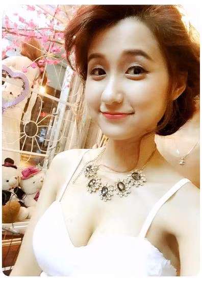 Về loạt ảnh hoá thân thành cô gái dân tộc H'Mông, Ngọc Quyên tiết lộ những bức ảnh đó được cô chụp trong một chuyến du lịch Sa Pa mới đây. Bất ngờ khi bức ảnh được lan truyền trên mạng, nhưng Ngọc Quyên tỏ ra khá ngại ngùng trước những biệt danh "hot girl dân tộc", "mỹ nhân người H'Mông" mà dân mạng đặt cho cô. Cô bạn cho rằng bản thân không hề phù hợp với những mĩ từ này và còn rất nhiều khiếm khuyết.