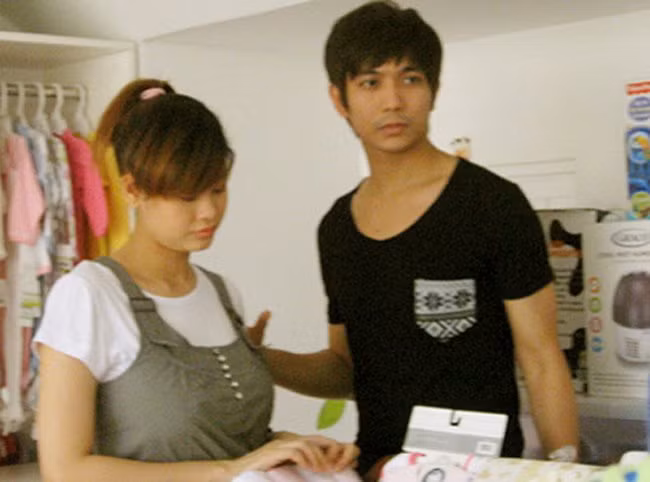 Tháng 3/2012, cộng đồng mạng xôn xao vì bức ảnh Tim và Trương Quỳnh Anh đưa nhau đi mua đồ cho trẻ sơ sinh khiến cả hai bị lộ chuyện "ăn cơm trước kẻng". Sau đó, hai ngôi sao mới công khai việc mình có em bé.