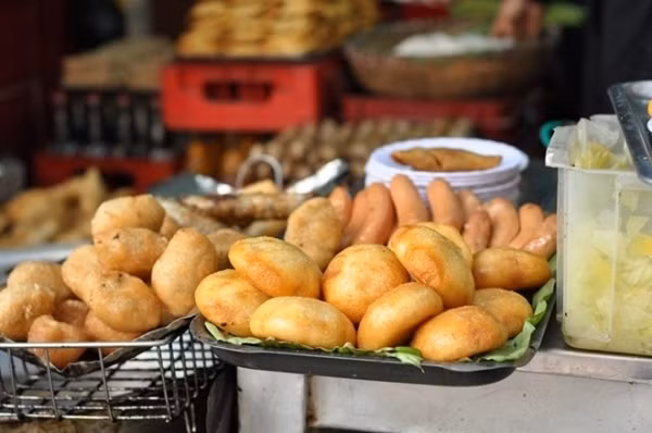 Bánh rán, bánh khoai, bánh ngô… – Bánh rán, bánh khoai, bánh ngô… là món “nhà quê” đã có từ rất lâu, nhưng chưa bao giờ mất đi chỗ đứng trong thực đơn ăn vặt của giới trẻ. Các hàng bánh rán, bánh khoai thường không bán trong cửa hàng, cửa hiệu dù giản tiện nhất mà thường chỉ thấy bên lề đường, nơi vương chút bụi bặm dân dã.