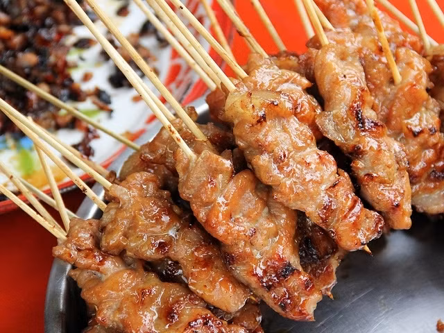 Thịt xiên nướng - Thịt xiên nướng là món ăn vặt khoái khẩu của giới trẻ Hà Thành. Xiên thịt nhỏ nhắn, mang đủ vị chua cay mặn ngọt, lại tẩm ướp thơm lừng đủ khả năng quyến rũ bất cứ ai. Tại Hà Nội, các quán thịt xiên có mặt ở hầu khắp các con phố nhưng tập trung nhiều hơn cả là trong các khu chợ hoặc trước cổng các trường học.