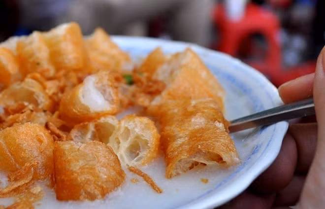 Cháo sườn, cháo trai – Các món cháo có giá phải chăng mà vẫn đủ sưởi ấm cơ thể, lại chắc dạ là món ăn vặt không thể bỏ qua trong những ngày mưa. Cháo trai, cháo sườn có thể ăn kèm quẩy hoặc ruốc thịt; các quán bán từ chiều tới tối rất đông khách tập trung ở các khu vực Bách Khoa, Lý Quốc Sư, Đồng Xuân,…