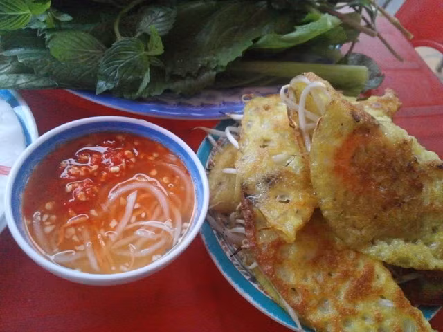 Bánh xèo – Bánh xèo là món ăn miền Trung nhưng chiếc bánh chín theo phương pháp chiên “xèo xèo” này ăn trong ngày mưa lạnh lại hợp lý hơn cả. Bánh xèo được bán trong các quán ăn miền Trung, hoặc bán cùng nem lụi, ngày nay đã rất phổ biến ở khắp Hà Nội.