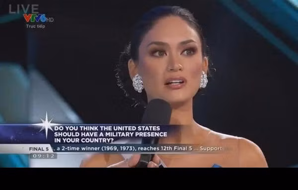 “Đầu năm nay, Mỹ đã mở lại căn cứ quân sự ở Philippines, bạn nghĩ sao về điều này?” đó là câu hỏi mà ban giám khảo dành cho người đẹp Philippines trong vòng ứng xử.