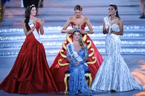 Tân Hoa hậu Thế giới 2015, người đẹp Tây Ban Nha - Mireia Lalaguna Royo sinh ngày 28/11/1992 tại Bacerlona.