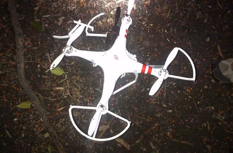 Đây có lẽ là hình ảnh an ninh gây sốt nhất tuần qua, một chiếc UAV không rõ nguồn gốc rơi bên trong khuôn viên Nhà Trắng vào hôm 26/1. Theo AP, ngay sau đó một người đàn ông đã tới gặp cơ quan mật vụ cho biết đấy là UAV của người này dùng để tiêu khiển. Vụ việc đang được điều tra làm rõ.