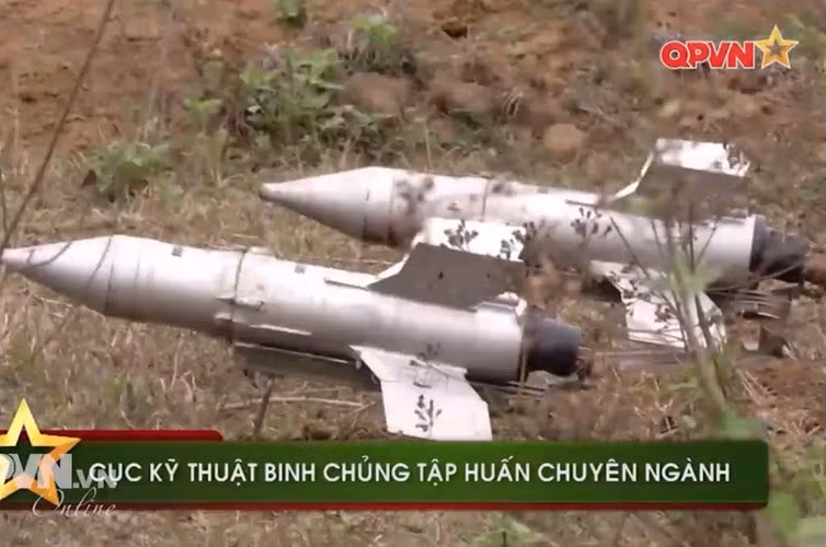 Tổ hợp tên lửa chống tăng có điều khiển 9M14 Malyutka có ba thành phần chính: Bệ phóng 9P111; đạn tên lửa 9M14 và bộ điều khiển 9S415. Trong đó, đạn 9M14 nặng khoảng 10,9kg, dài 860m (hoặc 1,005m với phiên bản cải tiến), đường kính 125mm, sải cánh 393mm, có thể đạt tầm bắn hiệu quả từ 500-3.000m, mang đầu nổ lõm nặng 2,6kg được đánh giá đủ sức xuyên phá mọi xe tăng thời điểm bấy giờ. Sau này, tổ hợp Malyutka còn được trang bị thêm các loại đạn liều nổ tandem cho phép công phá giáp tăng ERA. Nguồn ảnh: Kênh Quốc phòng Việt Nam