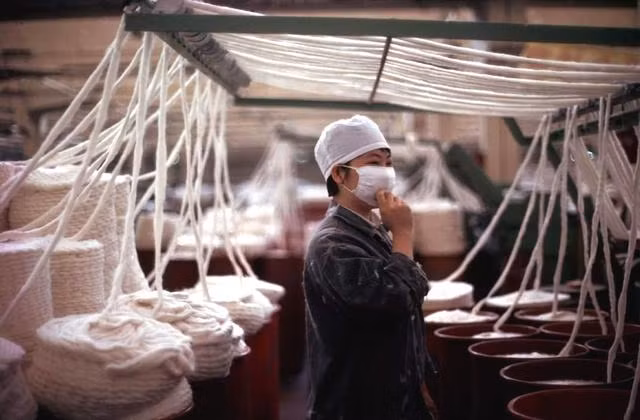 Nữ công nhân làm việc trong một nhà máy dệt quốc doanh thời đó.