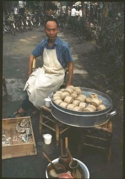 Anh bán bánh bao buổi sáng dưới ống kính nhiếp ảnh gia Eve Arnold.