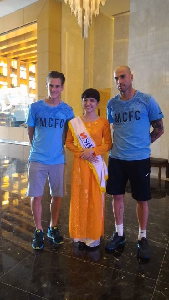 Hồng Nhung tiết lộ: "Ngày đầu tiên Man City sang Việt Nam, ở sân bay, khi mình tặng hoa và đeo vòng nón cho các thành viên Man City, mọi người rất vui vẻ, cười và nói "Thank you". Tuy nét mặt có vẻ thấm mệt sau chặng bay dài, trời còn đang mưa nhưng không ai tỏ ra vội vã. Lúc lên xe, một vài người cúi đầu ngủ hoặc check điện thoại của mình nên không để ý, nhưng rất nhiều cầu thủ (vì cầu thủ đi xe riêng và mình đã nhận ra nhờ màu áo) vẫy tay chào lại bọn mình và trước đó, có cầu thủ nhìn xuống phía dưới, giao lưu với bọn mình bằng cử chỉ, đeo lại vòng nón và vừa cười vừa giơ ngón cái".