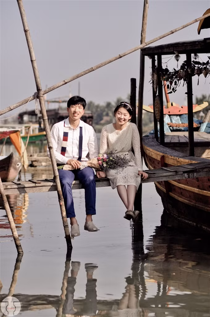 Shim và Kang chụp ảnh cưới ở Hội An cách đây vài tháng nhưng mới đây bộ ảnh mới được giới thiệu trên một vài diễn đàn về nhiếp ảnh và ngay lập tức được nhiều người chú ý, khen ngợi.